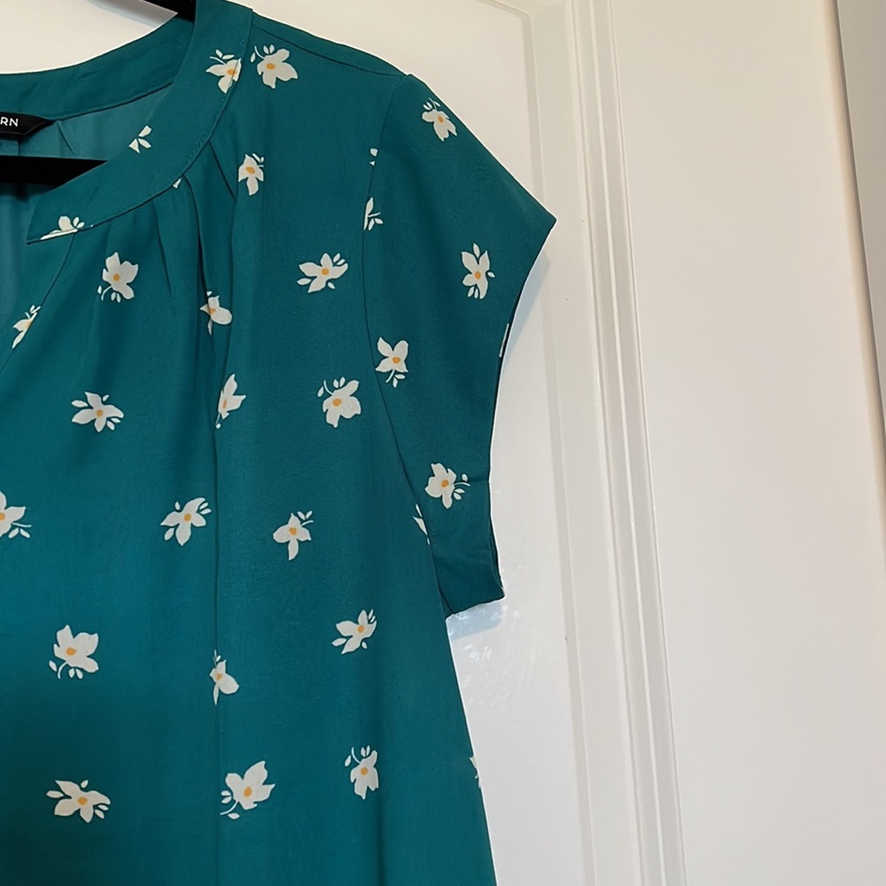 Blouse w/ Cap Sleeves - Picture 3 of 4